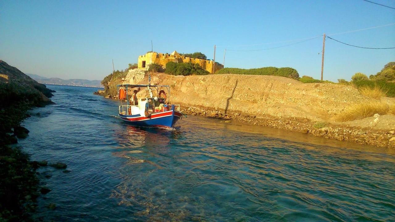 Beautiful House By The Sea,Loutraki Skaloma. Villa Buitenkant foto